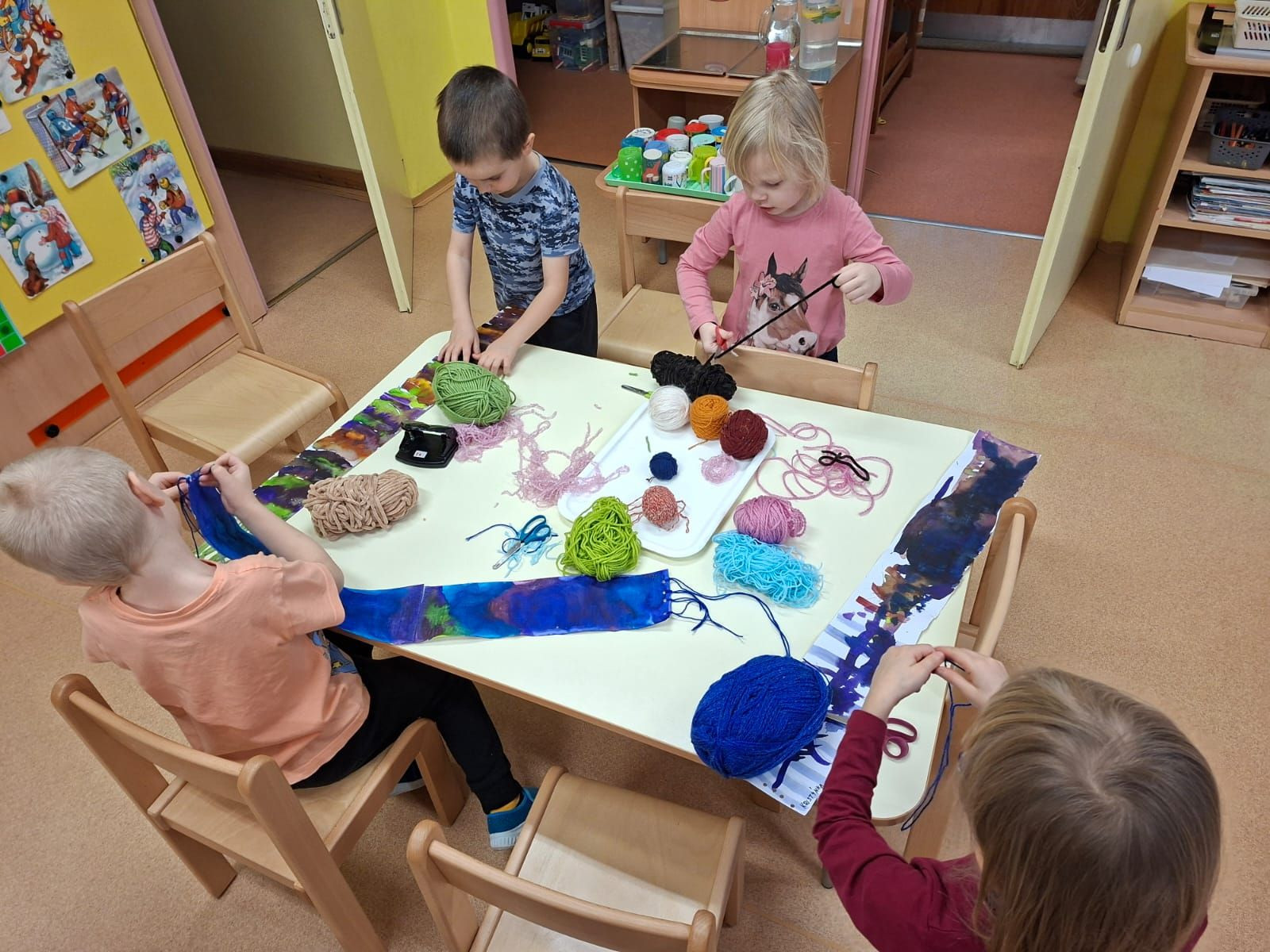 obrázek zpráva Ve fialovém klíčku děti malovaly oblečení.